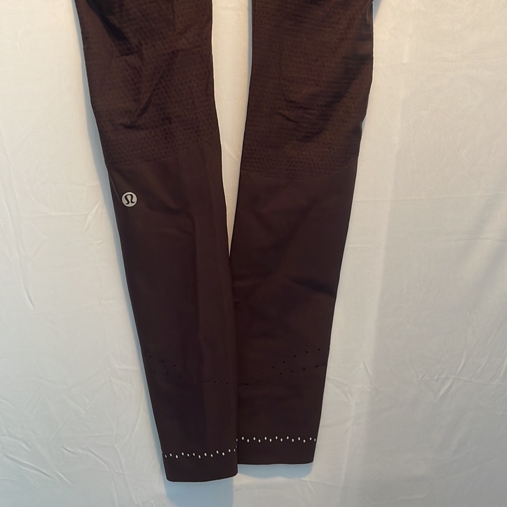 Excellent Condition Lululemon Dark Red Wine In Focus Tight Run Leggings Size 4 - Picture 9 of 12